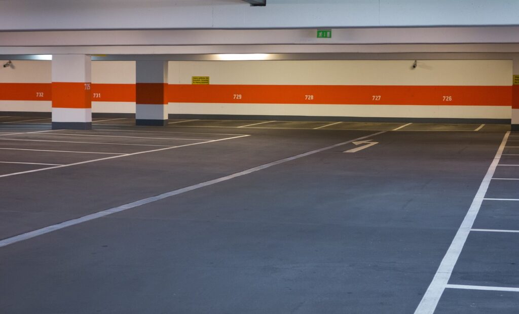 multi storey car park 502959 1280 1024x620 - Wie regelmäßige Reinigung Kosten sparen kann: Ein wirtschaftlicher Blick