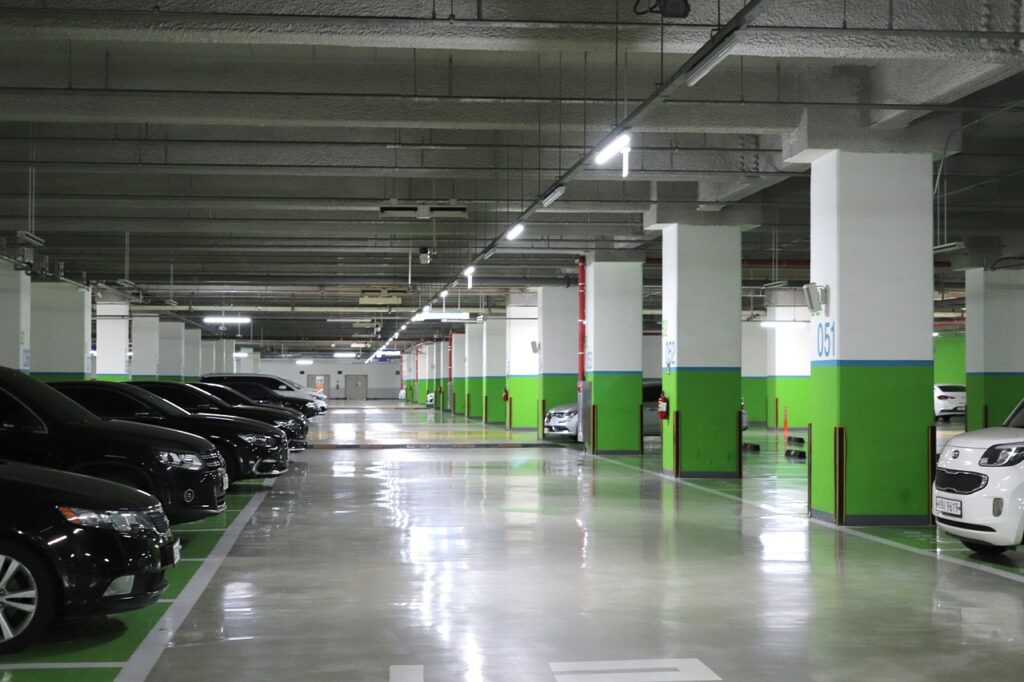 parking lot 4061323 1280 1024x682 - Die Auswirkung von Grauflächenpflege auf den Immobilienwert