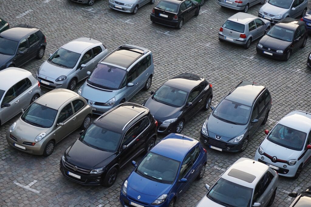 parking spot 825371 1280 1024x682 - Innovative Technologien in der Grauflächenpflege: Effizienz steigern und Kosten senken